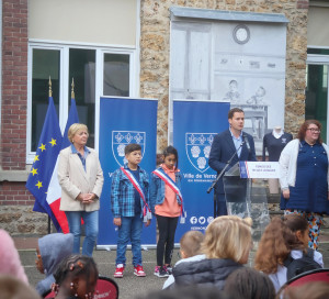 Tenues Uniques Cérémonie Officielle Remise Ecoles Arc-en-Ciel 2 Centre Scolaire-2