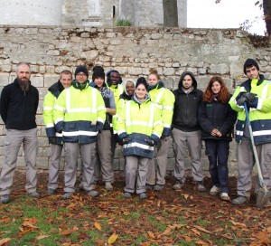 Du lundi au jeudi, dix jeunes en service civique participent au chantier Cham aux Tourelles. Ils ont pour but de rénover les piles de l'ancien pont de Vernon et le mur du quai attenant au Vieux-Moulin.