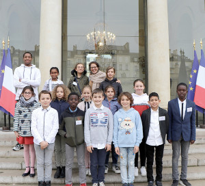Mardi 23 octobre, 14 membres du Conseil municipal des enfants ont eu une belle opportunité. Ils se sont rendus à Paris pour visiter le palais de l’Elysée, où réside le président de la République, et celui du Luxembourg, où siège le Sénat.